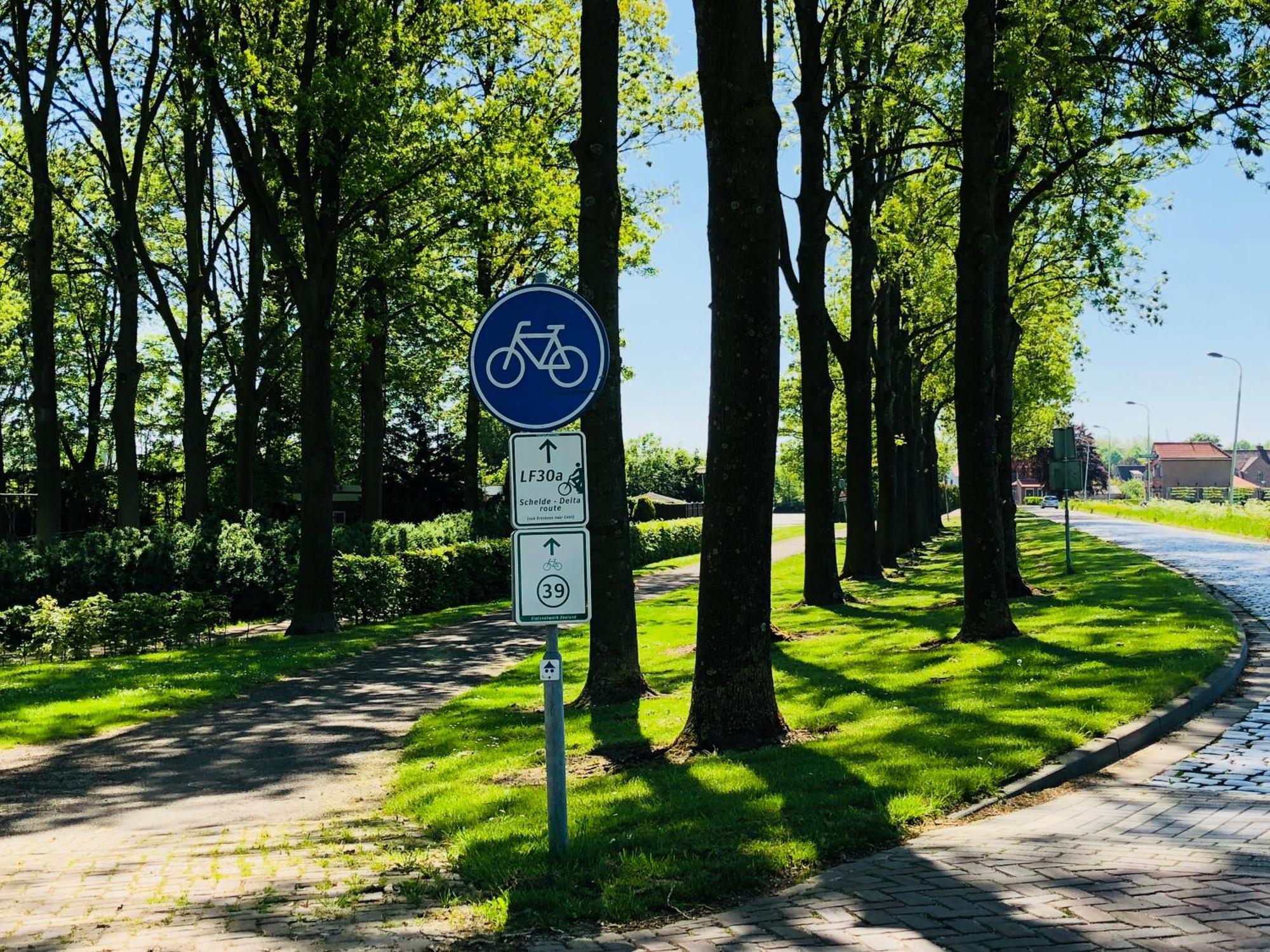 Slapen Bij De Zeeuwse Lala Bed and Breakfast IJzendijke Exteriör bild